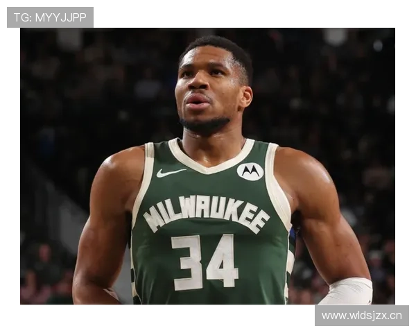 扬尼斯·阿德托昆博拎塑料袋逛菜市场，手腕那块名表比菜还显眼