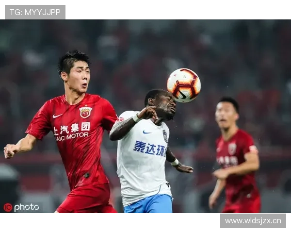 石智勇训练场上像修行僧,下场提着名牌包像随手路过的土豪,反差别闹了